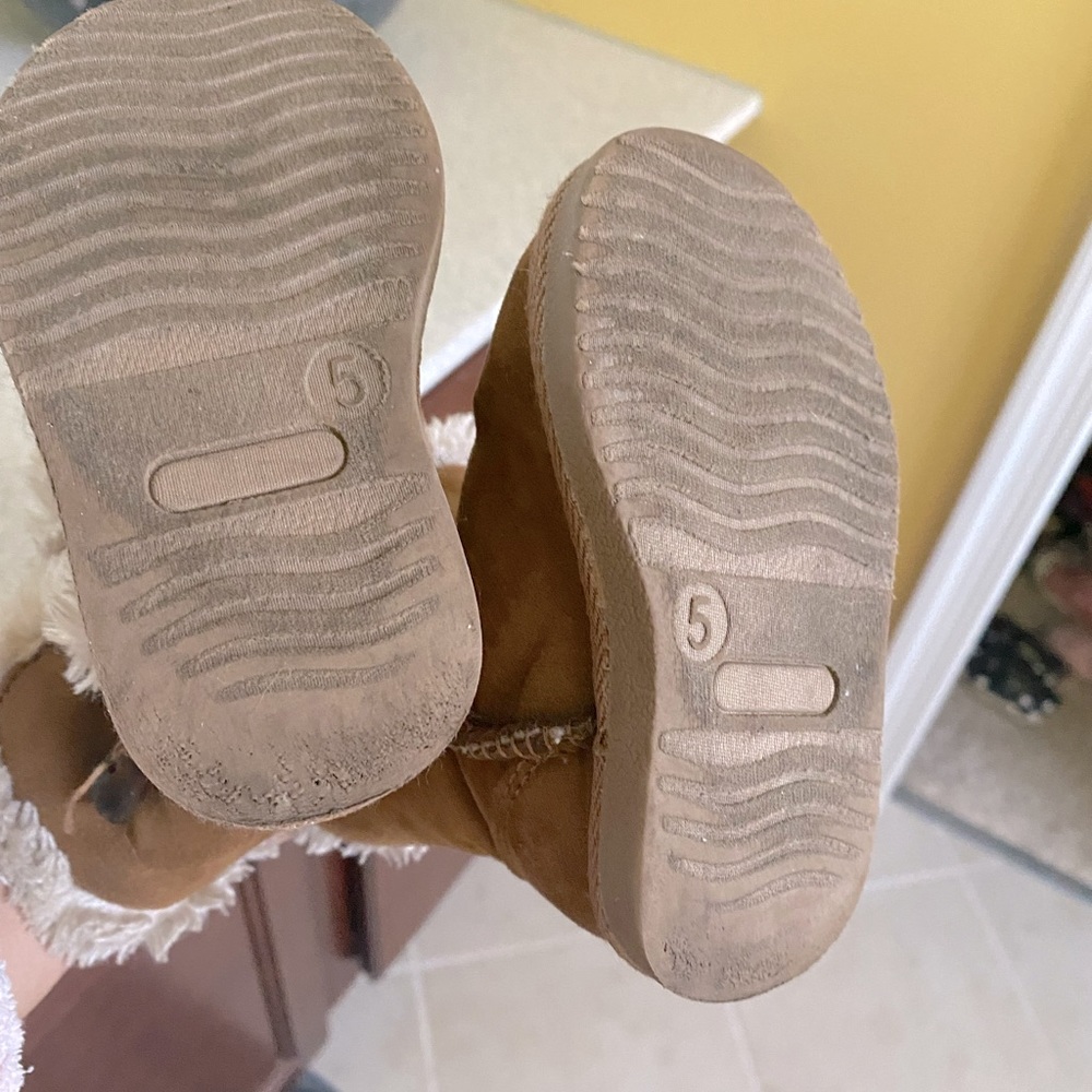 Girl toddler brown boots. Worn few times. Brown color